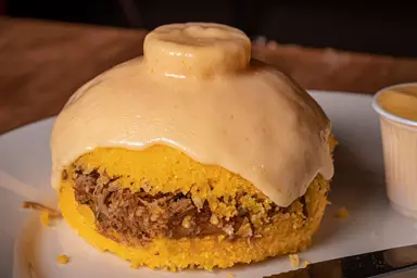 Cuscuz com carne seca e queijo